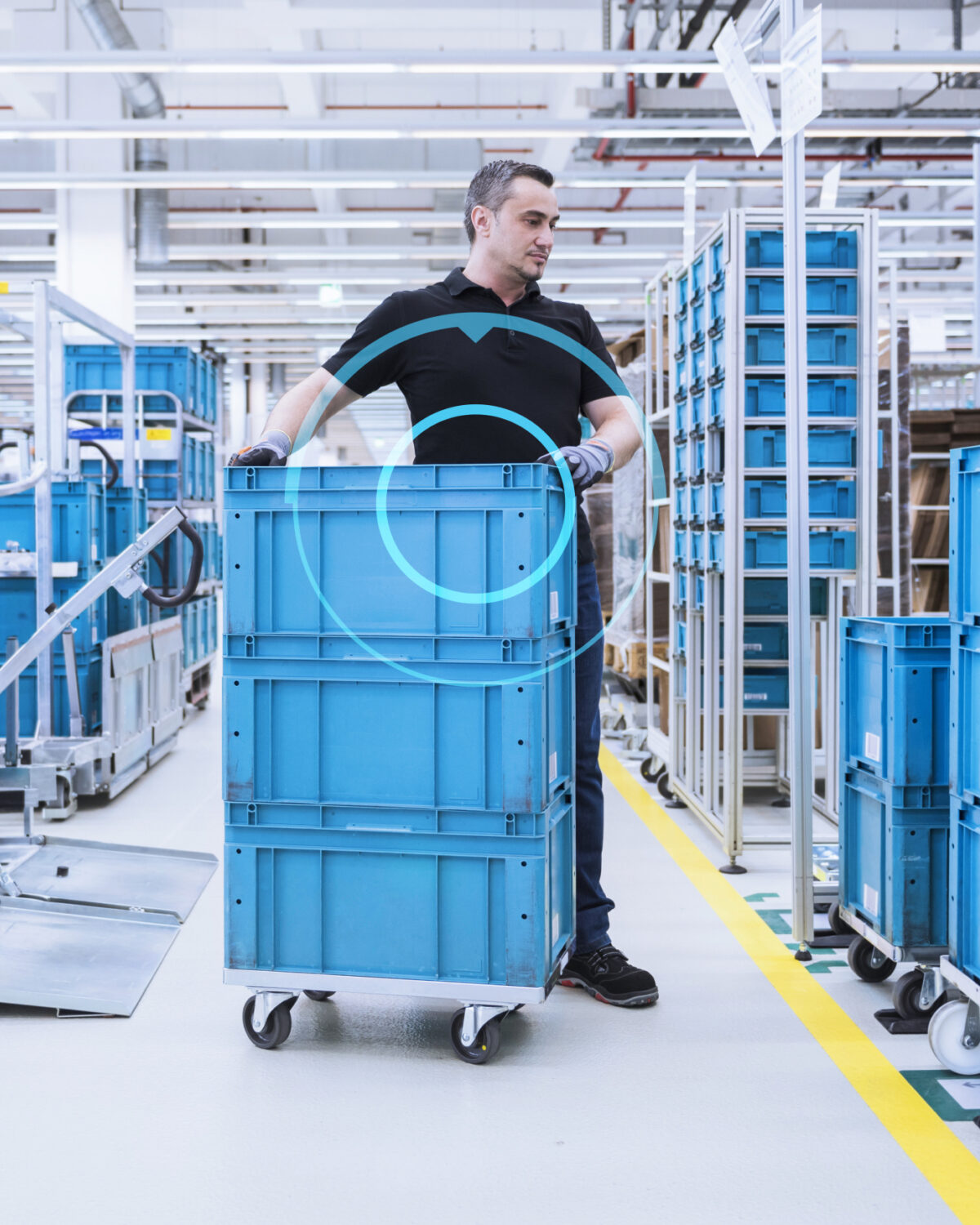 Mann am Schlepperzug organisiert Boxen in der Industriehalle