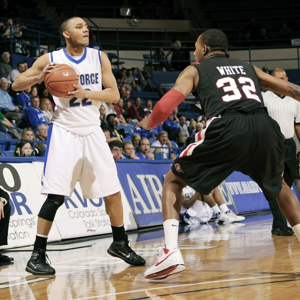 Basketball defense game situation with ball and fans