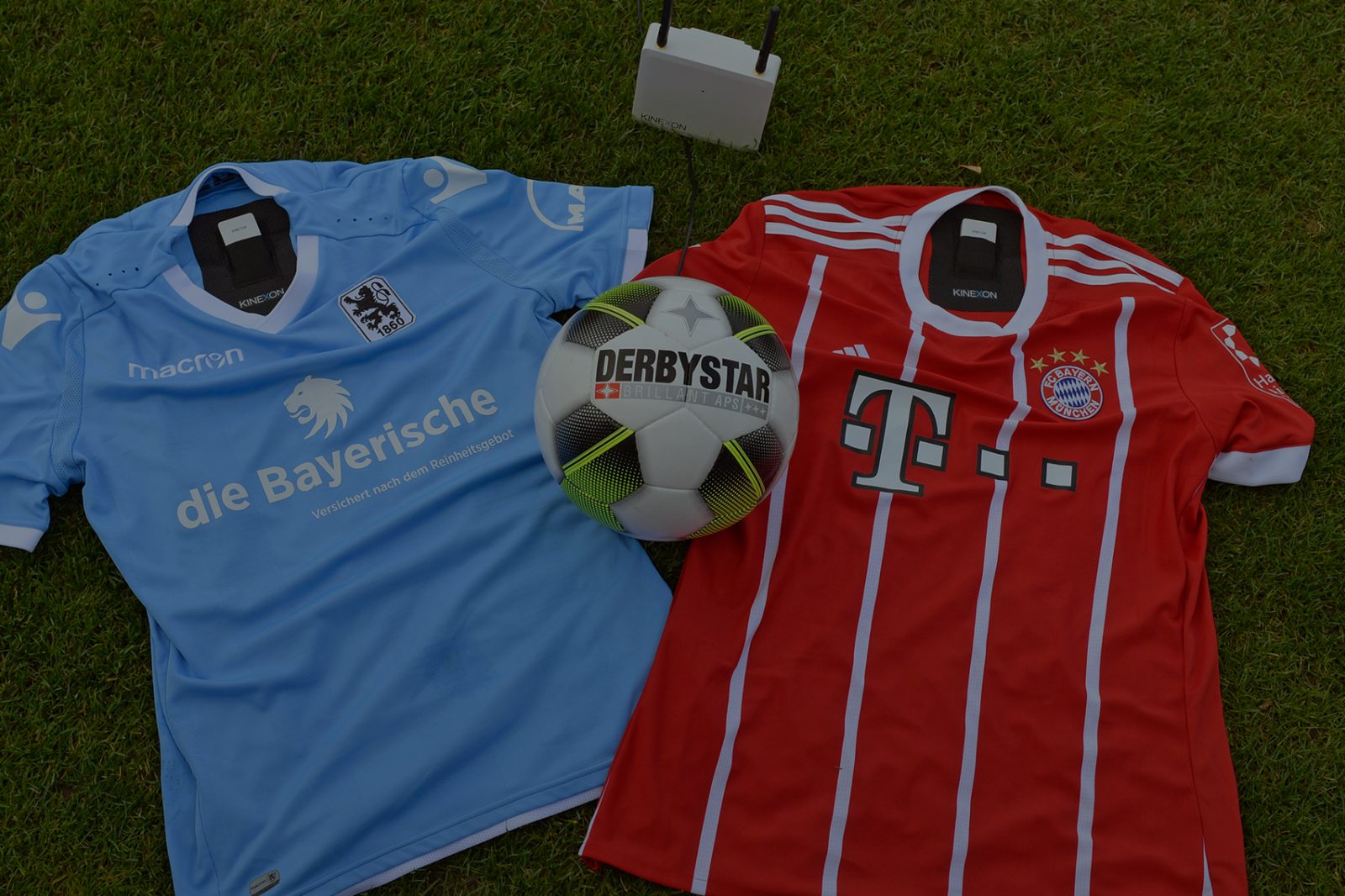 Rotes und blaues Trikot mit Ball und Kinexon Technik