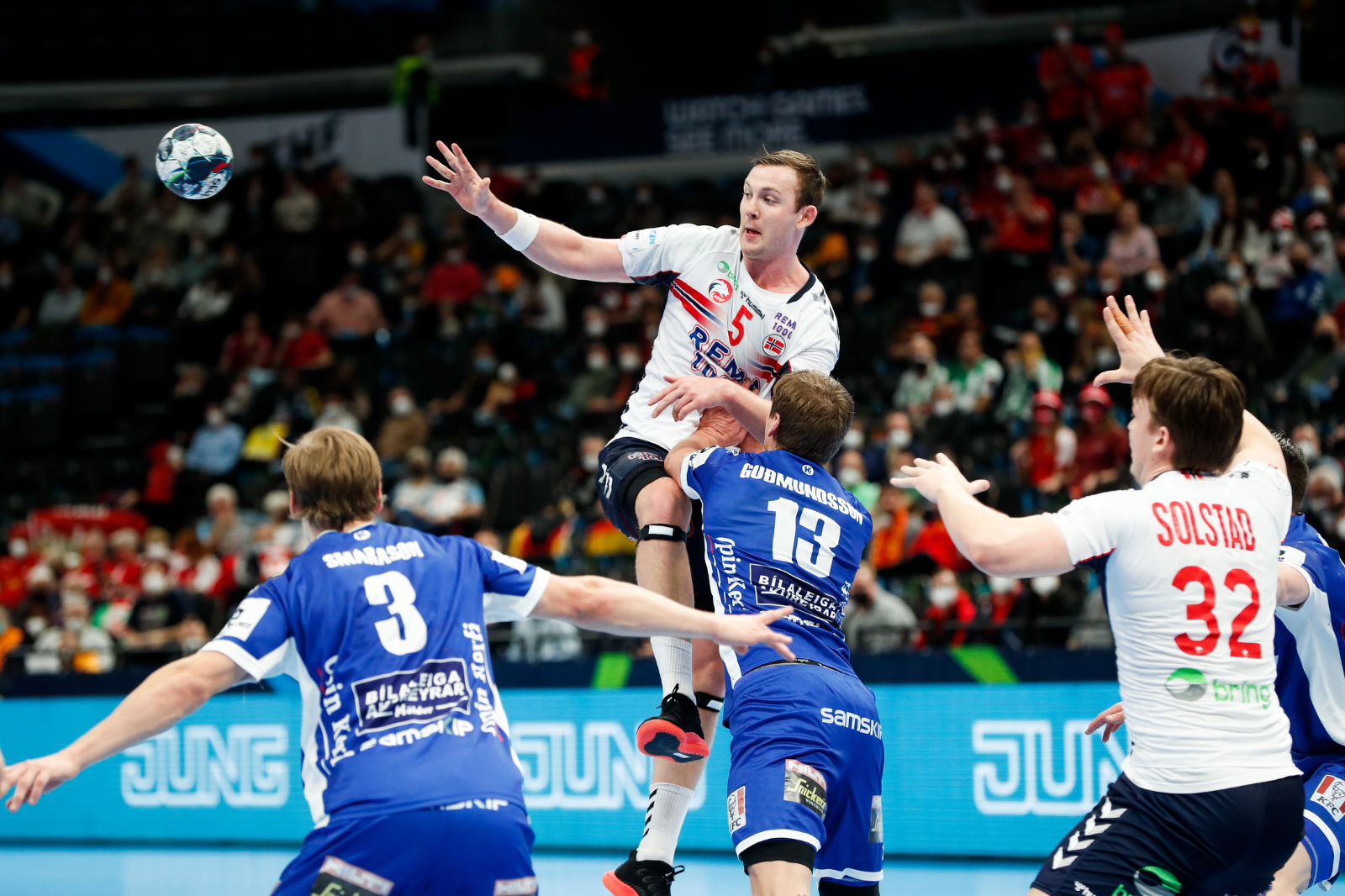 Kinexon Handballspieler in Spielsituation im Sprung