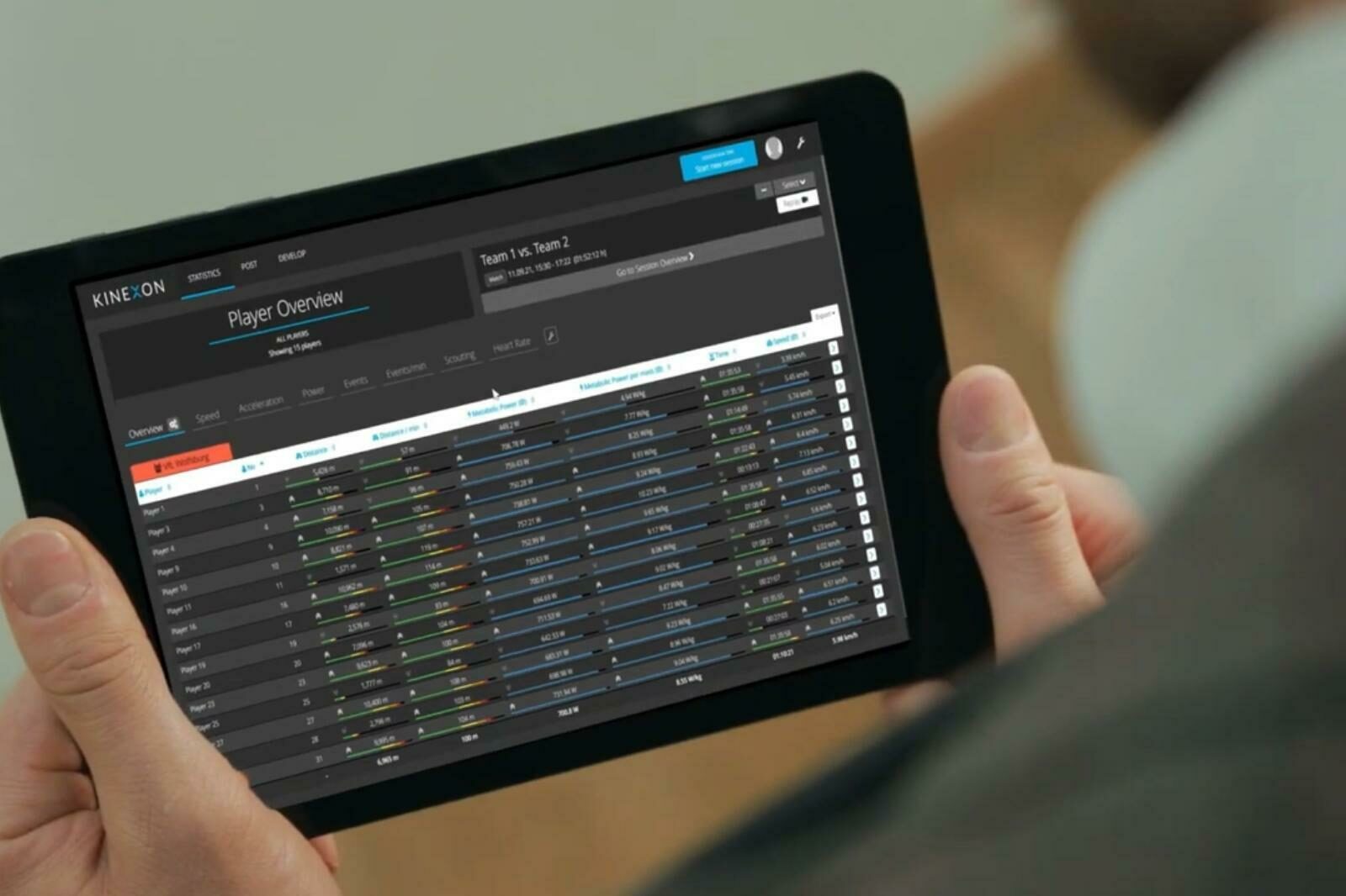 Ein Trainer schaut sich auf seinem Tablet die Informationen an, die er von einem Spielerverfolgungssystem gesammelt hat.