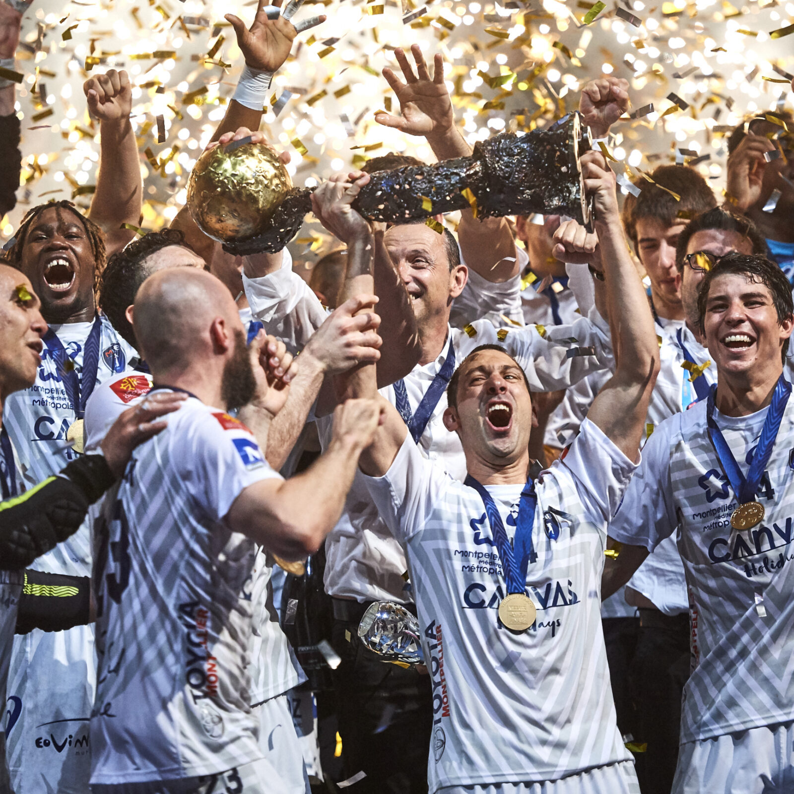 Handball Siegerehrung mit Spielern und Pokal