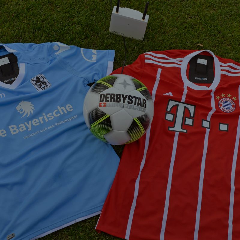 Rotes und blaues Trikot mit Ball und Kinexon Technik