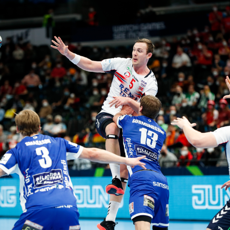 Kinexon Handballspieler in Spielsituation im Sprung