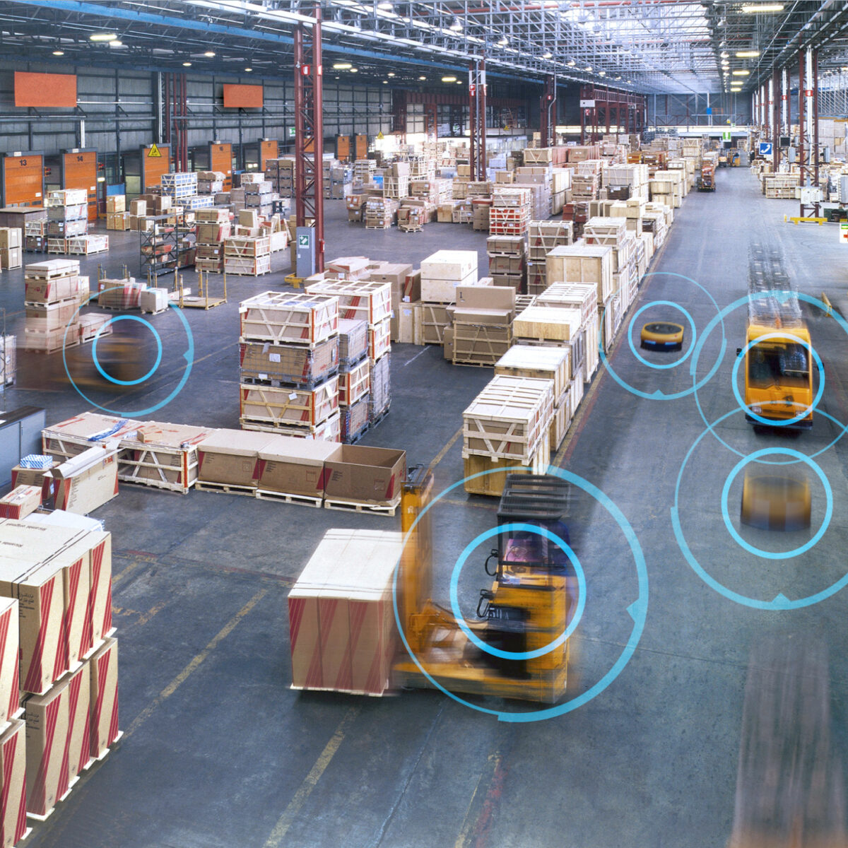 A warehouse in with different AMRs and Robots move around assets with a blue overlay.