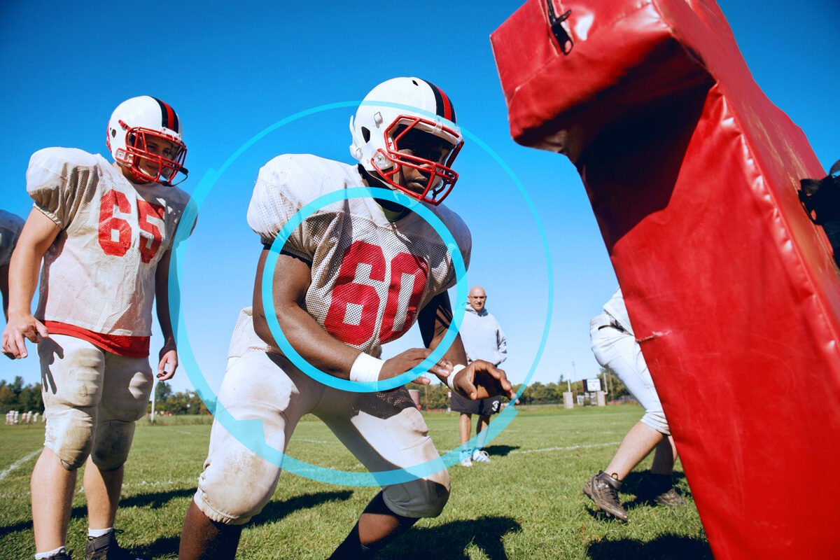 Ein Trainer hilft einem American-Football-Spieler beim Training und hofft, dass er nach einer Verletzung zurückkehrt, indem er Sportanalysen verwendet, die aus den von einem Spieler-Tracker gesammelten Daten abgeleitet werden.