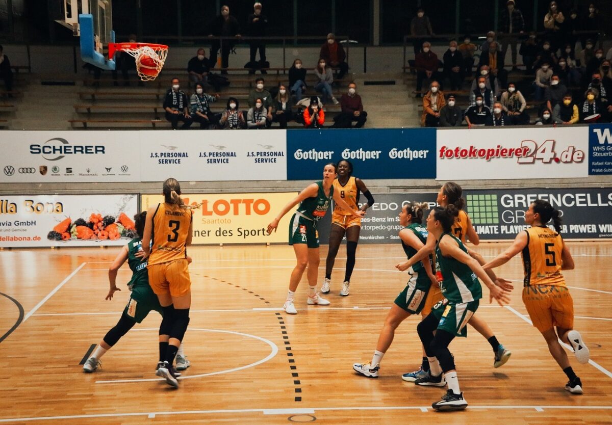 eine automatische Kamera für Basketball wird während eines Damenbasketballspiels eingesetzt, um den Trainern Daten über jede Spielerin zu liefern.