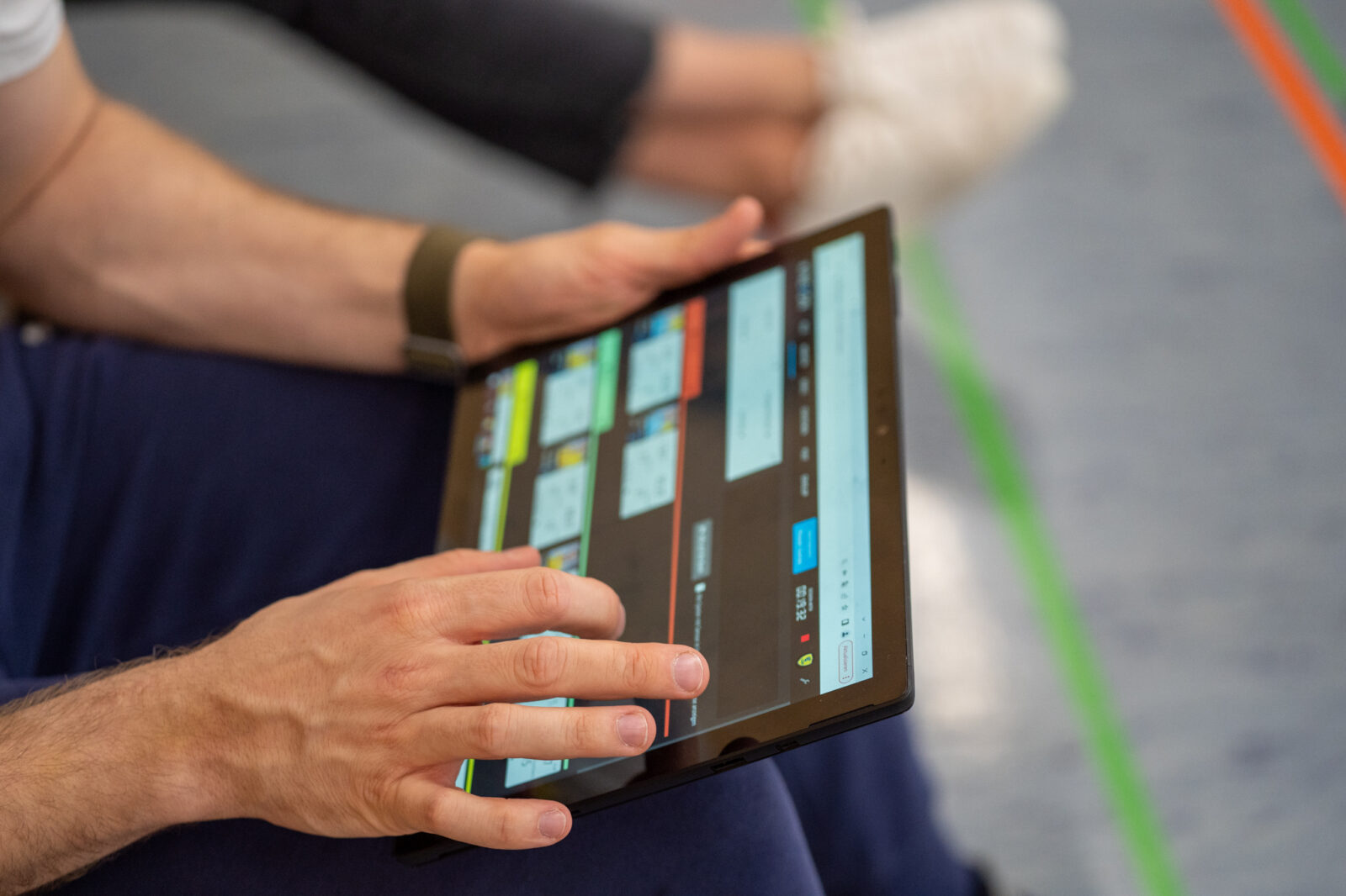 Die Trainer verwenden Laptops, um die von den tragbaren Sensoren der Spieler gelieferten Sportdaten zu verfolgen.