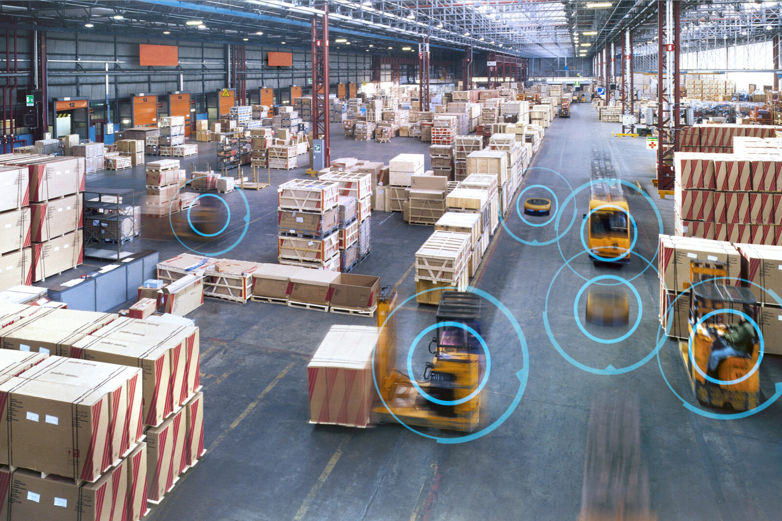 A warehouse in with different AMRs and Robots move around assets with a blue overlay.