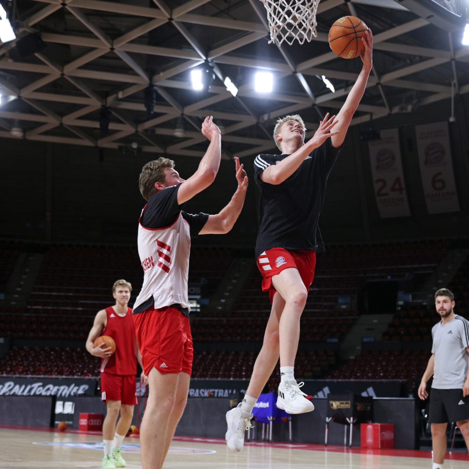 Basketballspieler nutzen Analysen, um herauszufinden, wo sie am besten werfen können, auch wenn sie von einem Verteidiger gedeckt werden.