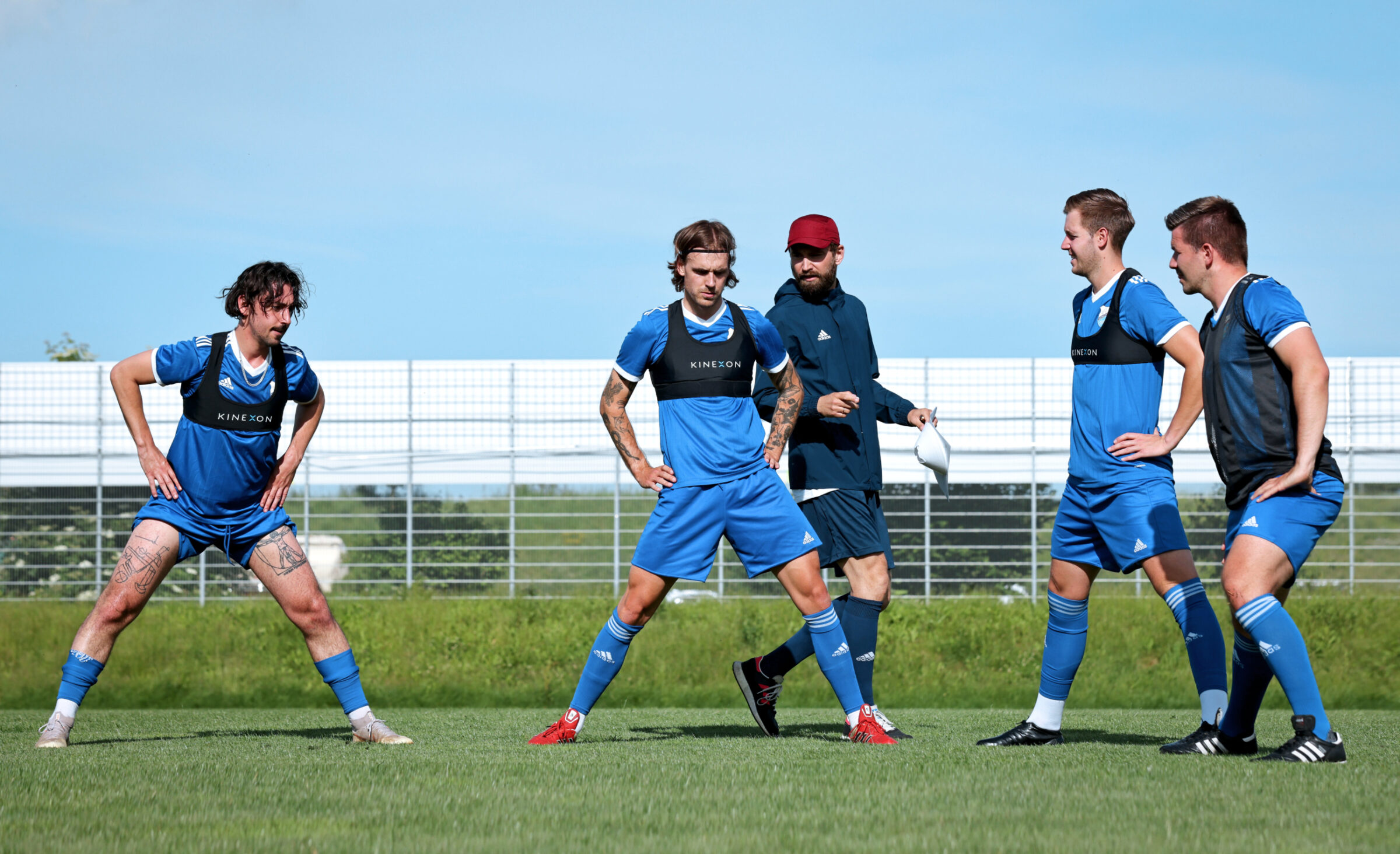 Jeder Spieler erhält eine eigene Fußballweste, die er beim Training und bei den Spielen trägt.