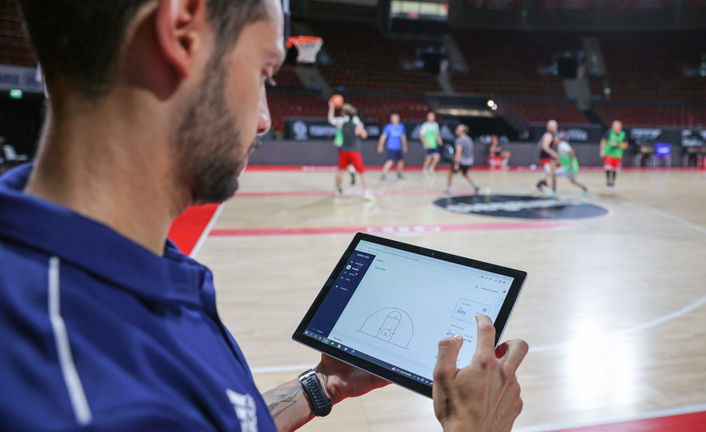 Ein Trainer sieht sich die Basketball-Analysen auf einem Laptop-Dashboard an, um festzustellen, welche Spieler seine besten Werfer sind.