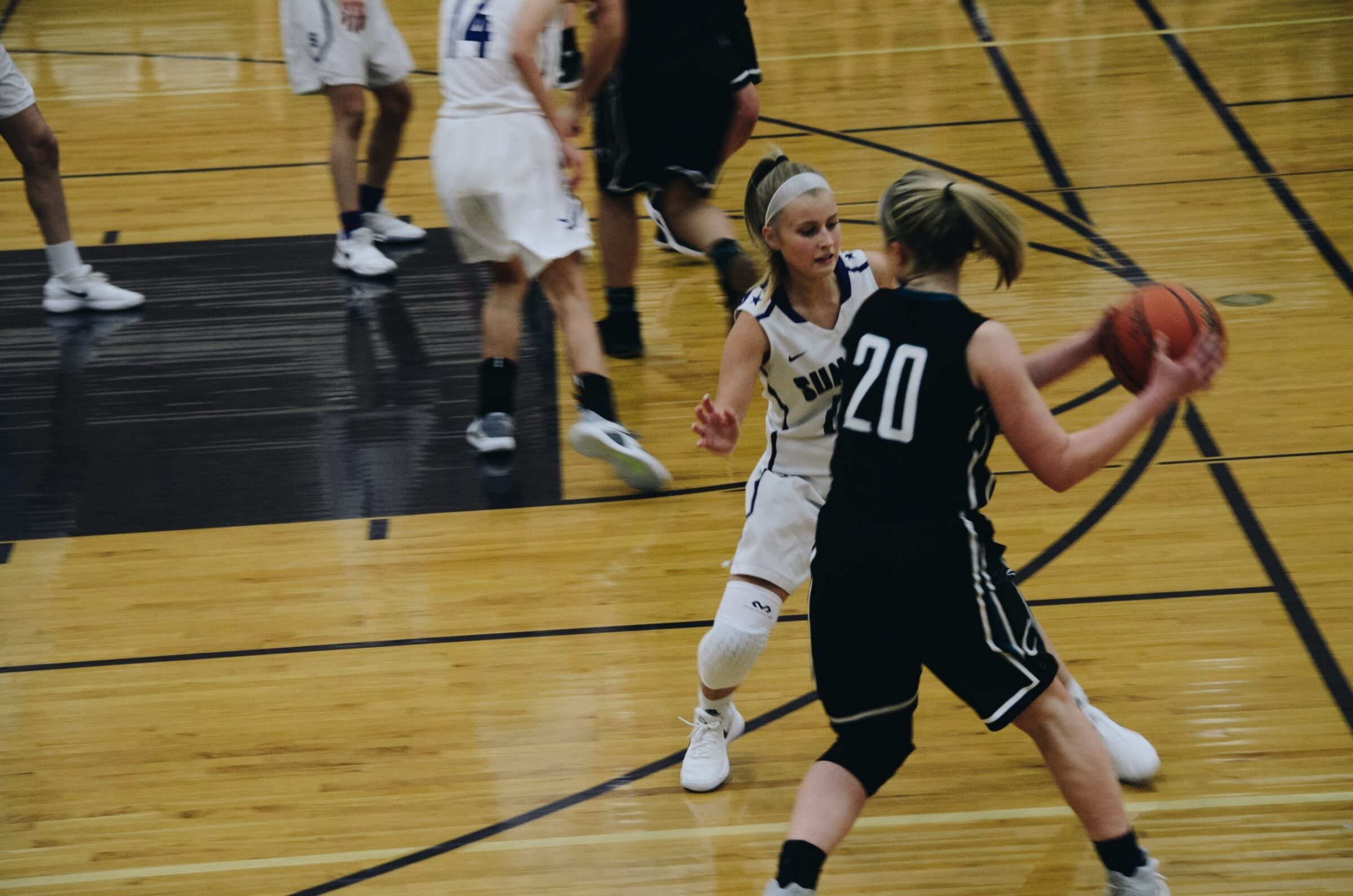 Frauenbasketballspielerinnen nutzen Analysemethoden, um ihre Trefferquote zu verbessern und herauszufinden, welche Punkte auf dem Spielfeld sie am besten treffen.