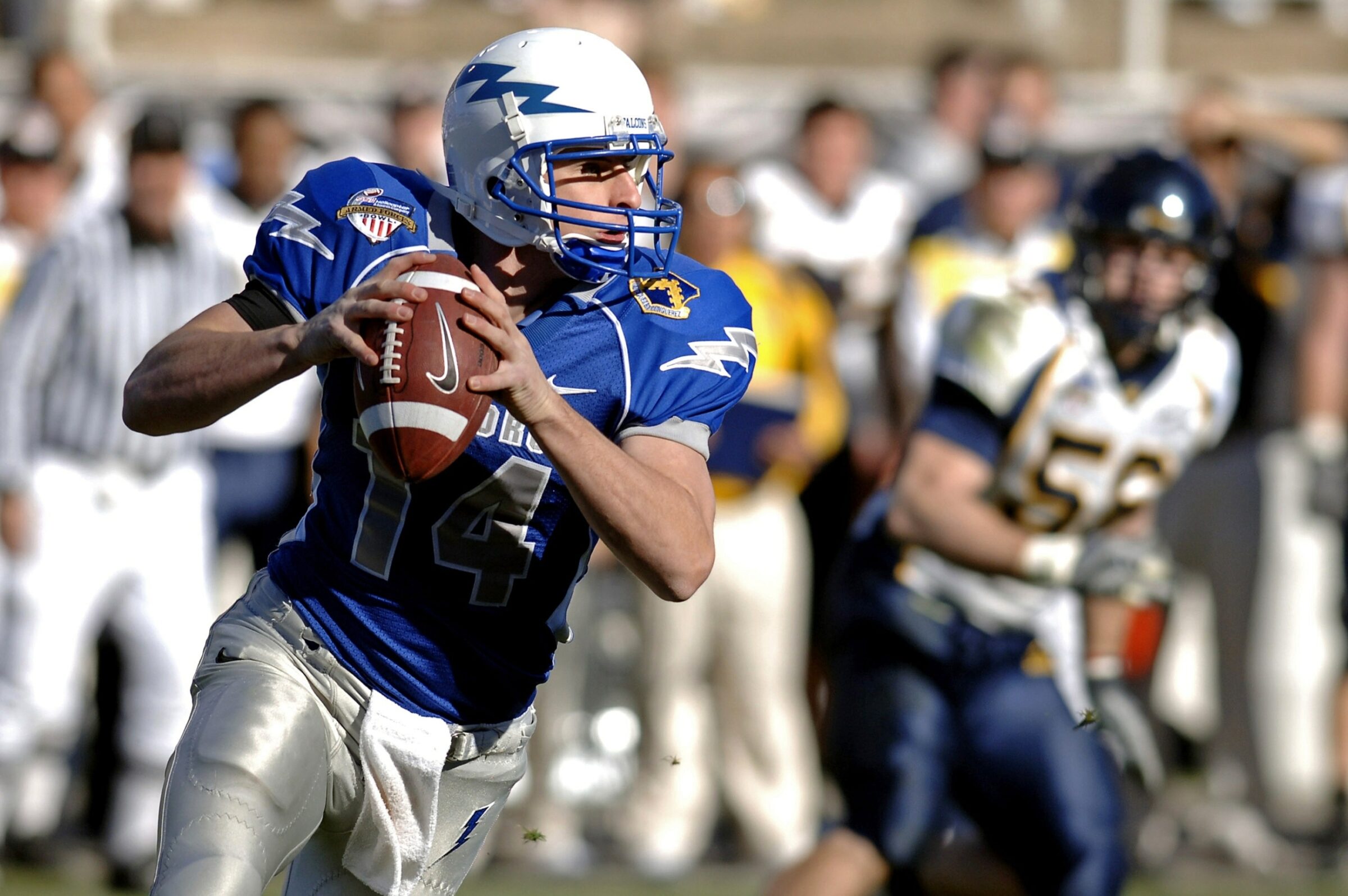 Ein Quarterback, der während eines Spiels einen offenen Empfänger sucht, während er einen Player Tracker trägt.