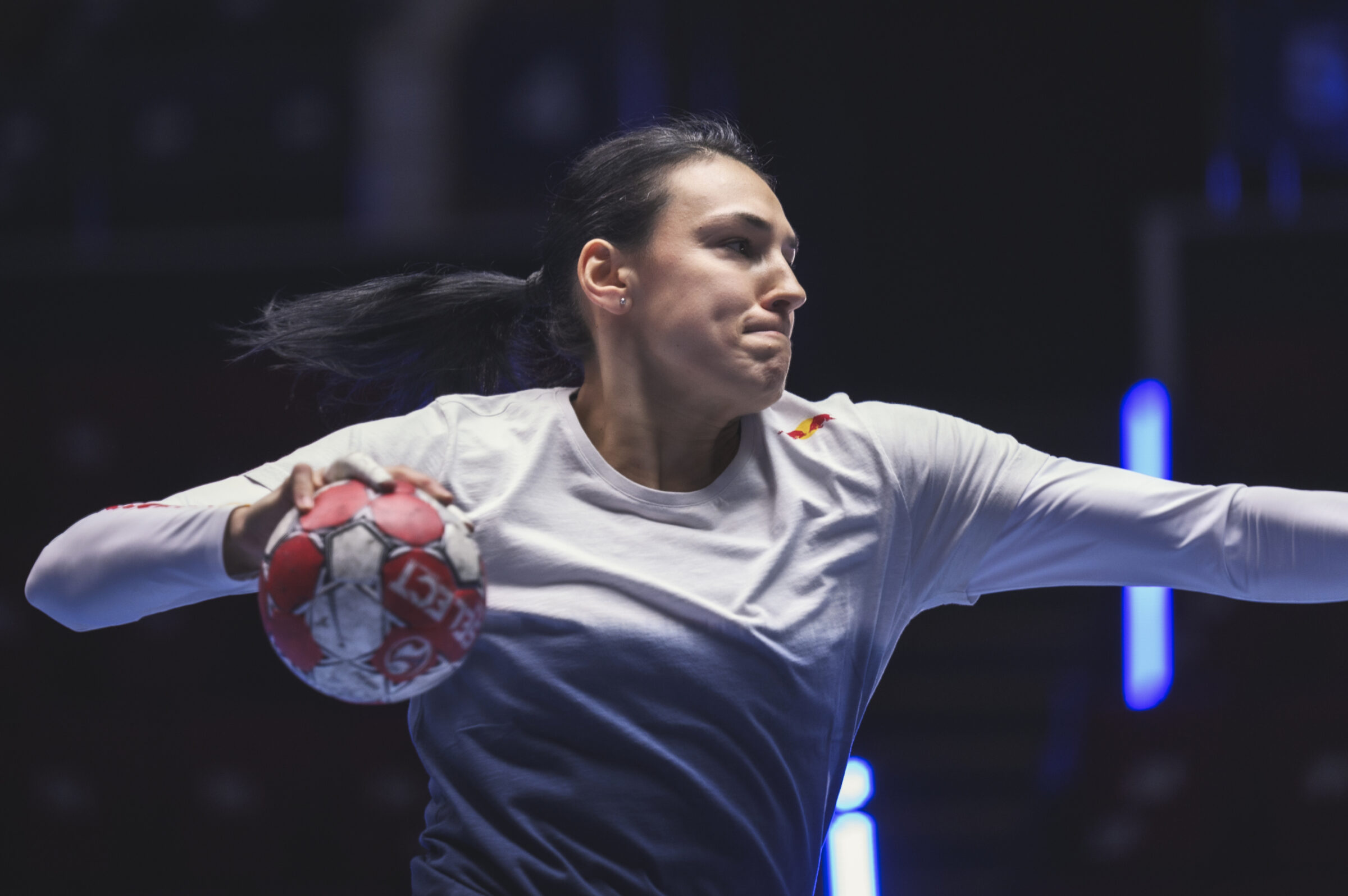 Die europäische Handballspielerin Cristina Neagu gilt als die beste Spielerin der Welt. Deshalb haben Wissenschaftler des Sportanalyseunternehmens KINEXON mit Hilfe von Technologien herausgefunden, warum ihr Schuss so schwer zu stoppen ist.