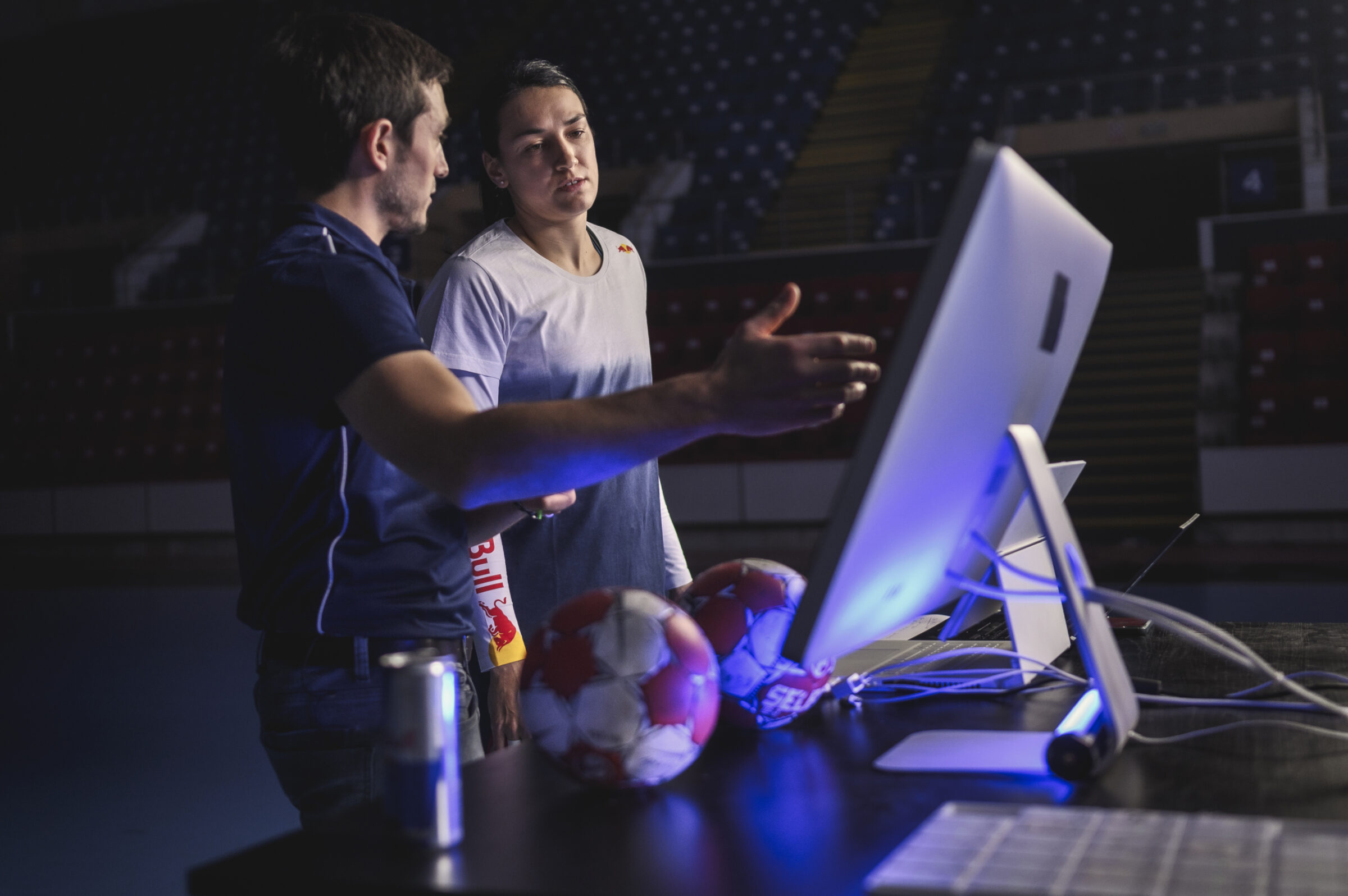 Ein Sportwissenschaftler wird sich mit Spielern und Trainern beraten, nachdem ein Spielerortungsgerät Informationen über europäische Handballspieler gesammelt hat.