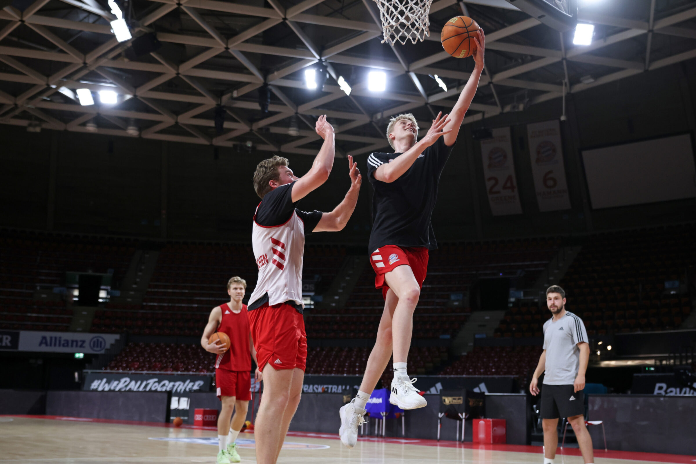 Basketballspieler nutzen Analysen, um herauszufinden, wo sie am besten werfen können, auch wenn sie von einem Verteidiger gedeckt werden.