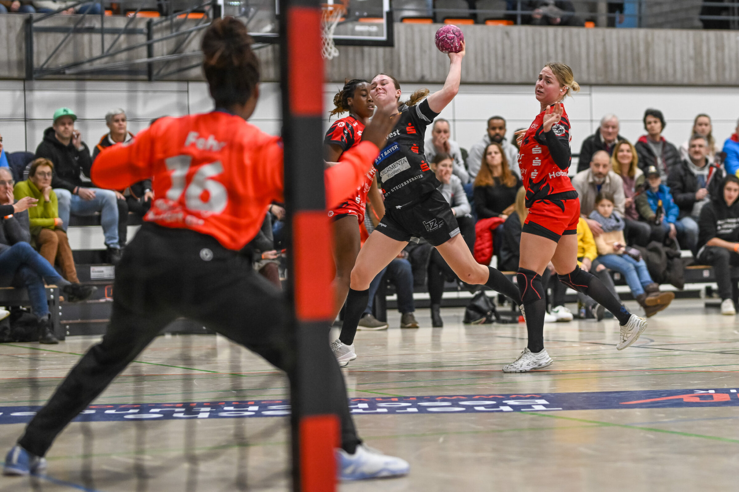 Mannschaftshandball ist eine der intensivsten Sportarten, die ein Sportler ausüben kann, da die Anzahl der Spiele sehr hoch ist und der Körper des Spielers stark beansprucht wird.