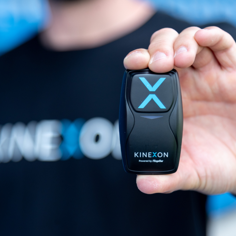 Ein KINEXON-Wearable Player Tracking Device ist leicht und kann mit jeder Sportkleidung getragen werden.